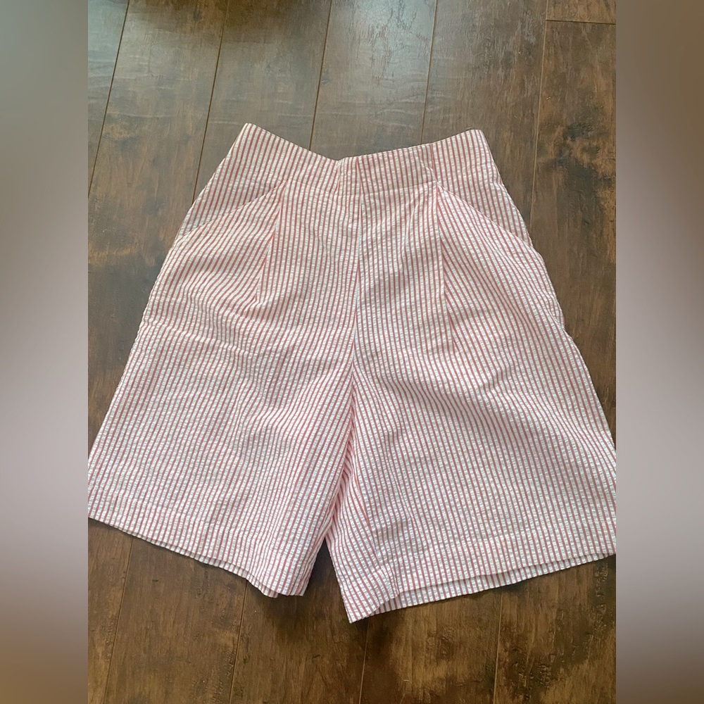 Cute striped pleated shorts